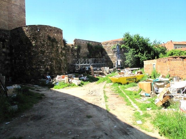 Aspecto actual del solar en el que se derrumbó la muralla en mayo de 2016, que por fortuna no cayó hacia el patio del Instituto Legio VII.
