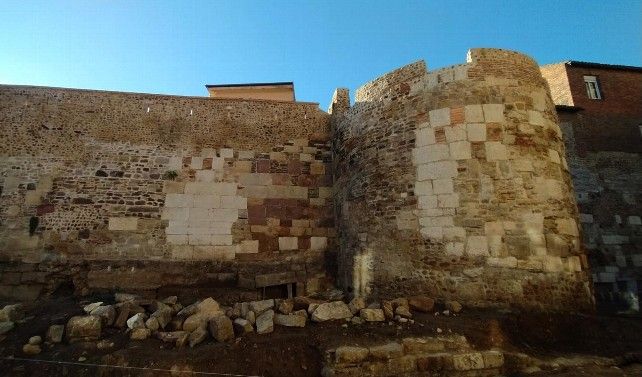 La muralla romana en la Era del Moro conserva gran parte de su fábrica romana original. // Uribe