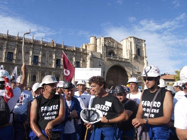 David Navarro, a la derecha de la imagen, en la plaza de San Marcos de León a la llegada de la Marcha minera del 2010.