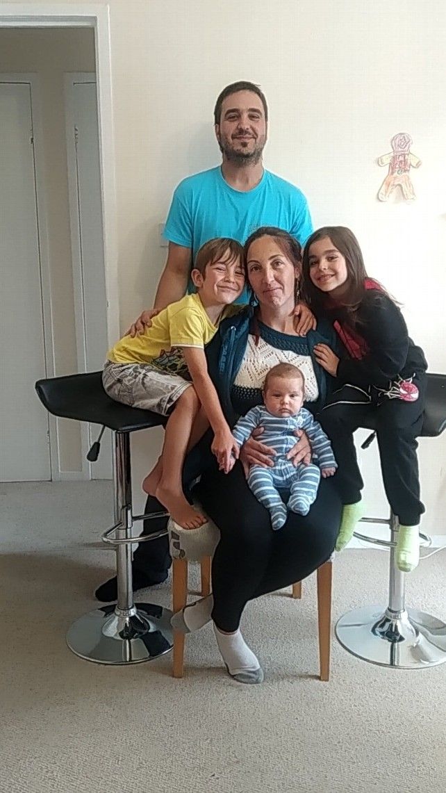 Manuel Molinero con su mujer Lucía y sus tres hijos en Escocia.